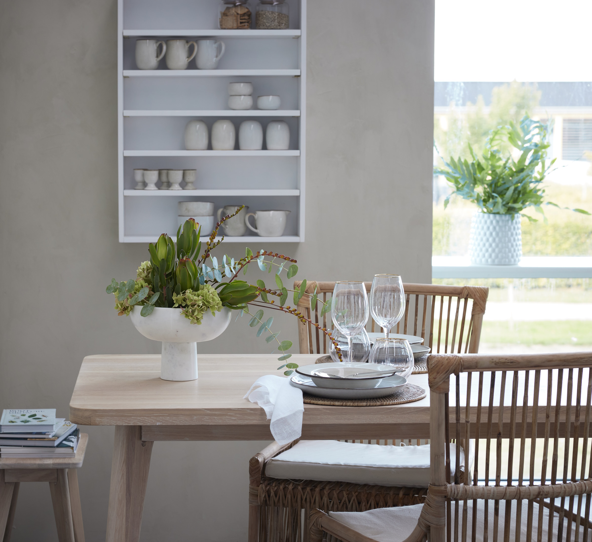 BIALA_POLKA_KUCHENNA_SCIENNA_NA_KUBKI_MEBLE_KUCHENNE_W_STYLU_SKANDYNAWSKIM_LENE_BJERRE_POLSKA_SKLEP_DESIGNBYWOMEN